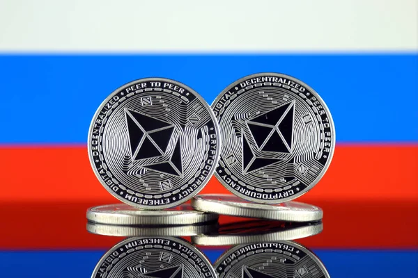 Ethereum (Eth) ve Rusya bayrağı fiziksel sürümü. Blockchain teknolojisi, akıllı sözleşmeler, kişisel belirteçleri ve ilk para sunan cryptocurrency, yatırımcılar için kavramsal görüntü.
