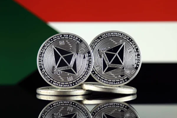 Ethereum (Eth) ve Sudan bayrağı fiziksel sürümü. Blockchain teknolojisi, akıllı sözleşmeler, kişisel belirteçleri ve ilk para sunan cryptocurrency, yatırımcılar için kavramsal görüntü.
