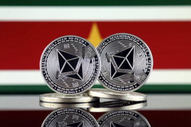 Ethereum (Eth) ve Surinam bayrak fiziksel sürümü. Blockchain teknolojisi, akıllı sözleşmeler, kişisel belirteçleri ve ilk para sunan cryptocurrency, yatırımcılar için kavramsal görüntü.