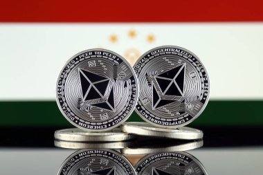 Ethereum (Eth) ve Tacikistan bayrağı fiziksel sürümü. Blockchain teknolojisi, akıllı sözleşmeler, kişisel belirteçleri ve ilk para sunan cryptocurrency, yatırımcılar için kavramsal görüntü.