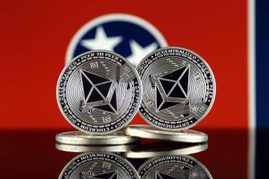 Ethereum (Eth) ve Tennessee Devlet bayrağı fiziksel sürümü. Blockchain teknolojisi, akıllı sözleşmeler, kişisel belirteçleri ve ilk para sunan cryptocurrency, yatırımcılar için kavramsal görüntü.