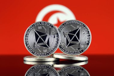 Ethereum (Eth) ve Tunus bayrağı fiziksel sürümü. Blockchain teknolojisi, akıllı sözleşmeler, kişisel belirteçleri ve ilk para sunan cryptocurrency, yatırımcılar için kavramsal görüntü.
