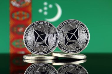 Ethereum (Eth) ve Türkmenistan bayrağı fiziksel sürümü. Blockchain teknolojisi, akıllı sözleşmeler, kişisel belirteçleri ve ilk para sunan cryptocurrency, yatırımcılar için kavramsal görüntü.