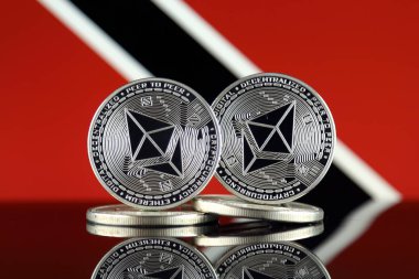 Ethereum (Eth) ve Trinidad ve Tobago bayrak fiziksel sürümü. Yatırımcılar cryptocurrency, Blockchain teknolojisi, akıllı sözleşmeler, kişisel belirteçleri ve ICO için kavramsal görüntü.