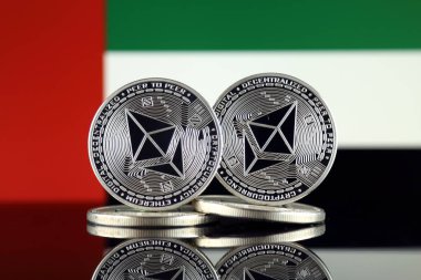 Ethereum (Eth) ve Birleşik Arap Emirlikleri bayrağı fiziksel sürümü. Blockchain teknolojisi, akıllı sözleşmeler, kişisel belirteçleri ve ilk para sunan cryptocurrency, yatırımcılar için kavramsal görüntü.