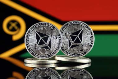 Ethereum (Eth) ve Vanuatu bayrağını fiziksel sürümü. Blockchain teknolojisi, akıllı sözleşmeler, kişisel belirteçleri ve ilk para sunan cryptocurrency, yatırımcılar için kavramsal görüntü.