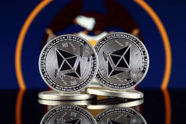 Ethereum (Eth) ve Utah eyalet bayrağı fiziksel sürümü. Blockchain teknolojisi, akıllı sözleşmeler, kişisel belirteçleri ve ilk para sunan cryptocurrency, yatırımcılar için kavramsal görüntü.