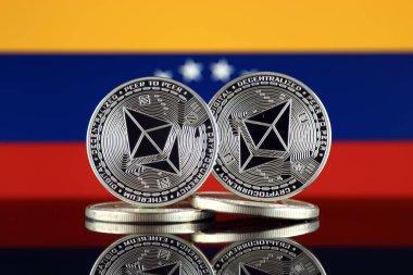 Ethereum (Eth) ve Venezuela bayrak fiziksel sürümü. Blockchain teknolojisi, akıllı sözleşmeler, kişisel belirteçleri ve ilk para sunan cryptocurrency, yatırımcılar için kavramsal görüntü.