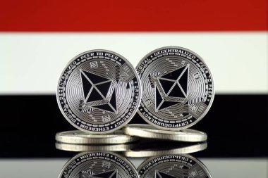 Ethereum (Eth) ve Yemen bayrak fiziksel sürümü. Blockchain teknolojisi, akıllı sözleşmeler, kişisel belirteçleri ve ilk para sunan cryptocurrency, yatırımcılar için kavramsal görüntü.