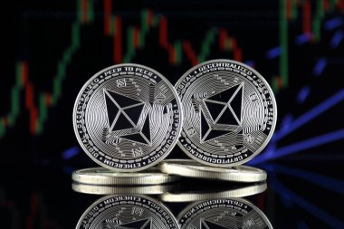 Ethereum (Eth) fiziksel sürümü. Blockchain teknolojisi, akıllı sözleşmeler, kişisel belirteçleri ve ilk para sunan cryptocurrency, yatırımcılar için kavramsal görüntü.