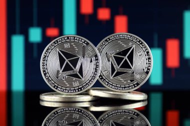 Ethereum (Eth) fiziksel sürümü. Blockchain teknolojisi, akıllı sözleşmeler, kişisel belirteçleri ve ilk para sunan cryptocurrency, yatırımcılar için kavramsal görüntü.