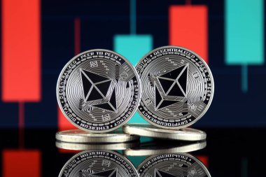 Ethereum (Eth) fiziksel sürümü. Blockchain teknolojisi, akıllı sözleşmeler, kişisel belirteçleri ve ilk para sunan cryptocurrency, yatırımcılar için kavramsal görüntü.