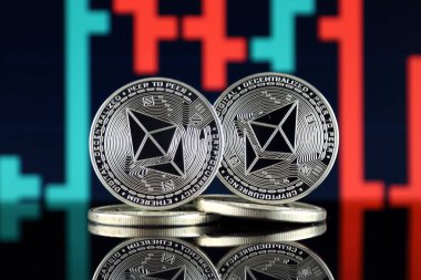 Ethereum (Eth) fiziksel sürümü. Blockchain teknolojisi, akıllı sözleşmeler, kişisel belirteçleri ve ilk para sunan cryptocurrency, yatırımcılar için kavramsal görüntü.