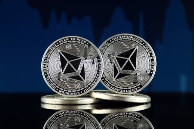 Ethereum (Eth) fiziksel sürümü. Blockchain teknolojisi, akıllı sözleşmeler, kişisel belirteçleri ve ilk para sunan cryptocurrency, yatırımcılar için kavramsal görüntü.