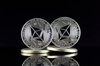Ethereum (Eth) fiziksel sürümü. Blockchain teknolojisi, akıllı sözleşmeler, kişisel belirteçleri ve ilk para sunan cryptocurrency, yatırımcılar için kavramsal görüntü.