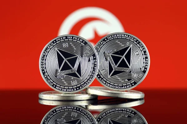Ethereum (Eth) ve Tunus bayrağı fiziksel sürümü. Blockchain teknolojisi, akıllı sözleşmeler, kişisel belirteçleri ve ilk para sunan cryptocurrency, yatırımcılar için kavramsal görüntü.