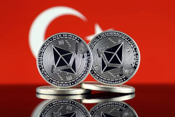 物理版本的虚灵议会 瑞士联邦 和土耳其国旗 Cryptocurrency Blockchain 智能合同 个人标记和初始硬币发行中投资者的概念形象 — 图库照片