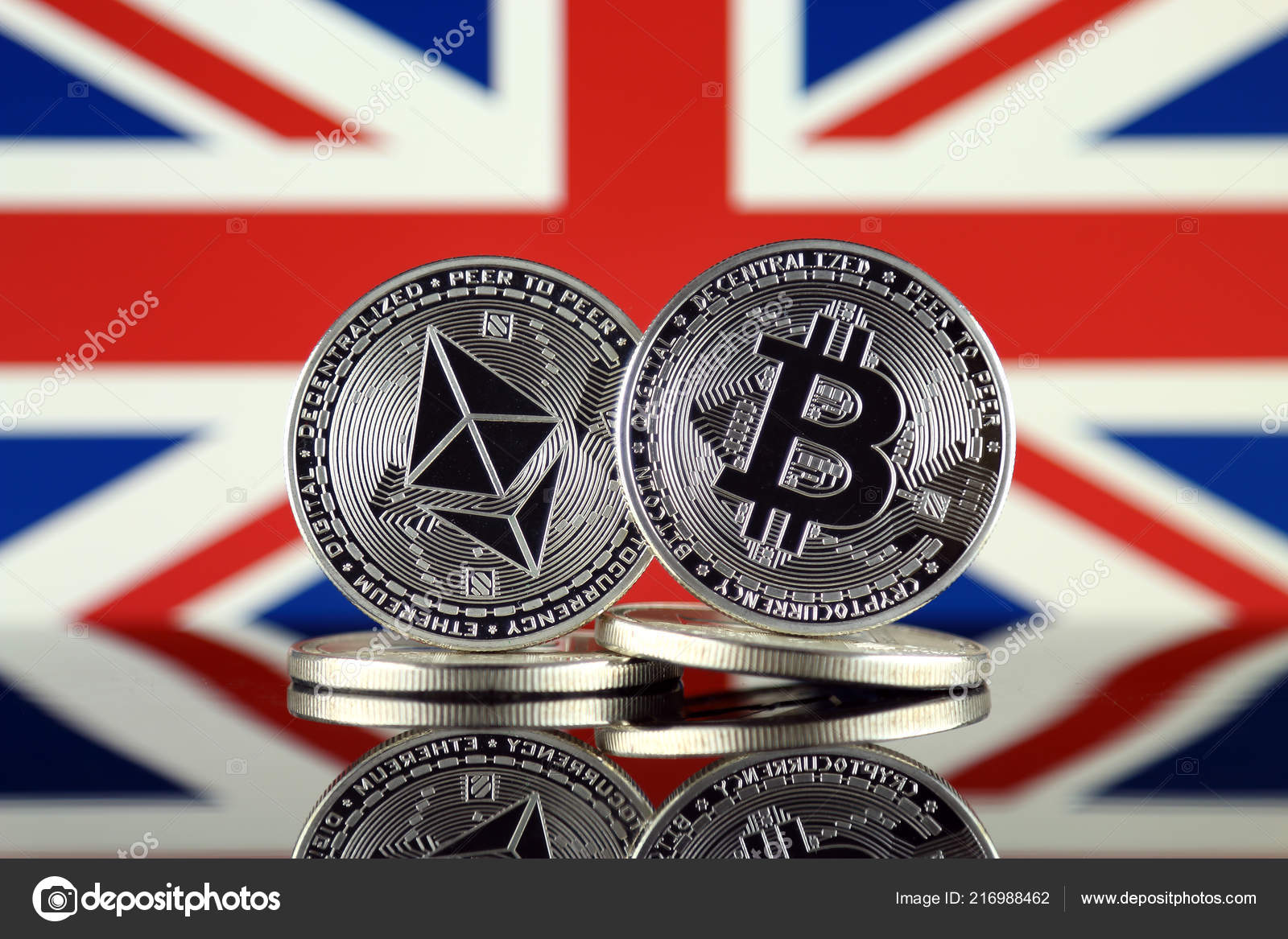 虚灵议会的物理版本比特币Btc 和英国国旗2最大的Cryptocurrencies 在市场资本化方面—— 库存社论照片© PromesaStudio  #216988462