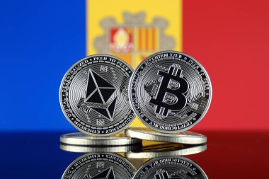 Ethereum (Eth), Bitcoin (Btc) ve Andorra bayrağı fiziksel sürümü. piyasa değeri açısından 2 en büyük cryptocurrencies.