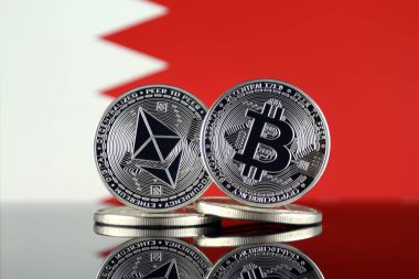 Ethereum (Eth), Bitcoin (Btc) ve Bahreyn bayrağı fiziksel sürümü. piyasa değeri açısından 2 en büyük cryptocurrencies.