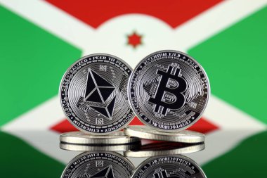 Ethereum (Eth), Bitcoin (Btc) ve Burundi bayrağı fiziksel sürümü. piyasa değeri açısından 2 en büyük cryptocurrencies.