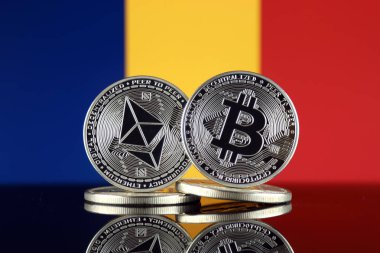 Ethereum (Eth), Bitcoin (Btc) ve Çad bayrağı fiziksel sürümü. piyasa değeri açısından 2 en büyük cryptocurrencies.