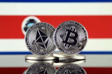 Ethereum (Eth), Bitcoin (Btc) ve Kosta Rika bayrağı fiziksel sürümü. piyasa değeri açısından 2 en büyük cryptocurrencies.