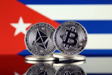 Ethereum (Eth), Bitcoin (Btc) ve Küba bayrağı fiziksel sürümü. piyasa değeri açısından 2 en büyük cryptocurrencies.