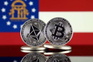 Ethereum (Eth), Bitcoin (Btc) ve Gürcistan Devlet bayrağı fiziksel sürümü. piyasa değeri açısından 2 en büyük cryptocurrencies.