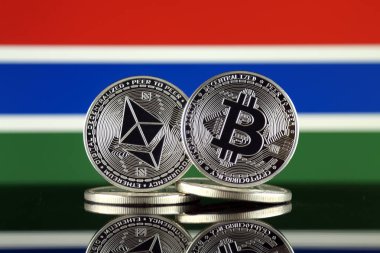 Ethereum (Eth), Bitcoin (Btc) ve Gambiya bayrağı fiziksel sürümü. piyasa değeri açısından 2 en büyük cryptocurrencies.