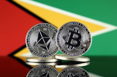 Ethereum (Eth), Bitcoin (Btc) ve Guyana bayrağı fiziksel sürümü. piyasa değeri açısından 2 en büyük cryptocurrencies.