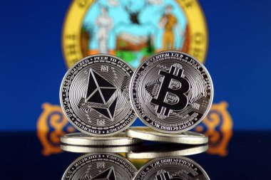 Ethereum (Eth), Bitcoin (Btc) ve Idaho devlet bayrağı fiziksel sürümü. piyasa değeri açısından 2 en büyük cryptocurrencies.