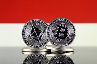 Ethereum (Eth), Bitcoin (Btc) ve Endonezya bayrağı fiziksel sürümü. piyasa değeri açısından 2 en büyük cryptocurrencies.