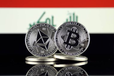 Ethereum (Eth), Bitcoin (Btc) ve Irak bayrağı fiziksel sürümü. piyasa değeri açısından 2 en büyük cryptocurrencies.