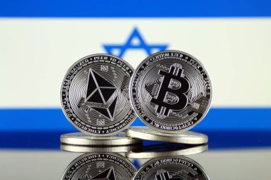 Ethereum (Eth), Bitcoin (Btc) ve İsrail bayrağı fiziksel sürümü. piyasa değeri açısından 2 en büyük cryptocurrencies.