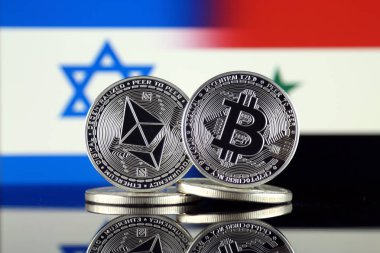 Ethereum (Eth), Bitcoin (Btc) ve İsrail ve Suriye bayrağı fiziksel sürümü. piyasa değeri açısından 2 en büyük cryptocurrencies.