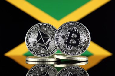 Ethereum (Eth), Bitcoin (Btc) ve Jamaika bayrağını fiziksel sürümü. piyasa değeri açısından 2 en büyük cryptocurrencies.