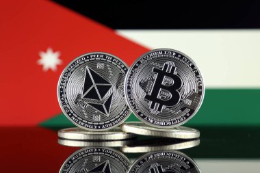Ethereum (Eth), Bitcoin (Btc) ve Jordan bayrağı fiziksel sürümü. piyasa değeri açısından 2 en büyük cryptocurrencies.