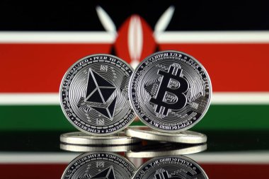Ethereum (Eth), Bitcoin (Btc) ve Kenya bayrağı fiziksel sürümü. piyasa değeri açısından 2 en büyük cryptocurrencies.