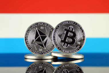 Ethereum (Eth), Bitcoin (Btc) ve Lüksemburg bayrağı fiziksel sürümü. piyasa değeri açısından 2 en büyük cryptocurrencies.