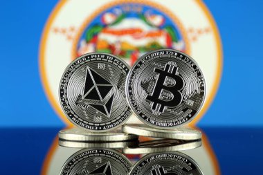 Ethereum (Eth), Bitcoin (Btc) ve Minnesota devlet bayrağı fiziksel sürümü. piyasa değeri açısından 2 en büyük cryptocurrencies.