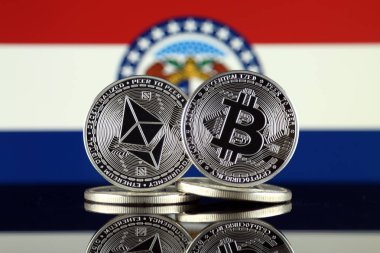 Ethereum (Eth), Bitcoin (Btc) ve Missouri devlet bayrağı fiziksel sürümü. piyasa değeri açısından 2 en büyük cryptocurrencies.