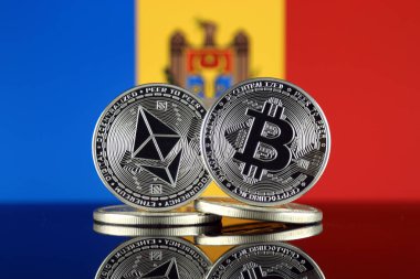 Ethereum (Eth), Bitcoin (Btc) ve Moldova bayrağı fiziksel sürümü. piyasa değeri açısından 2 en büyük cryptocurrencies.
