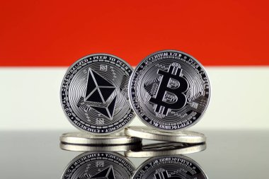Ethereum (Eth), Bitcoin (Btc) ve Monaco bayrağı fiziksel sürümü. piyasa değeri açısından 2 en büyük cryptocurrencies.