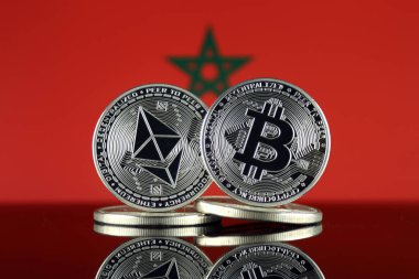 Ethereum (Eth), Bitcoin (Btc) ve Fas bayrağı fiziksel sürümü. piyasa değeri açısından 2 en büyük cryptocurrencies.