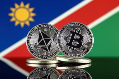 Ethereum (Eth), Bitcoin (Btc) ve Namibya bayrağı fiziksel sürümü. piyasa değeri açısından 2 en büyük cryptocurrencies.