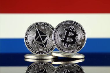 Ethereum (Eth), Bitcoin (Btc) ve Hollanda bayrağı fiziksel sürümü. piyasa değeri açısından 2 en büyük cryptocurrencies.