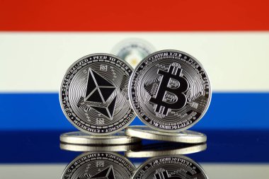 Ethereum (Eth), Bitcoin (Btc) ve Paraguay bayrağı fiziksel sürümü. piyasa değeri açısından 2 en büyük cryptocurrencies.