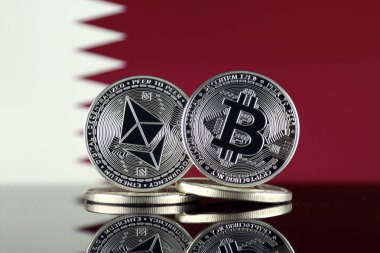 Ethereum (Eth), Bitcoin (Btc) ve Katar bayrağı fiziksel sürümü. piyasa değeri açısından 2 en büyük cryptocurrencies.