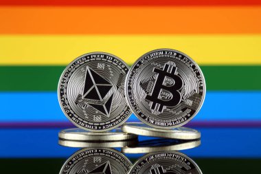 Ethereum (Eth), Bitcoin (Btc) ve gökkuşağı bayrağı fiziksel sürümü. piyasa değeri açısından 2 en büyük cryptocurrencies.
